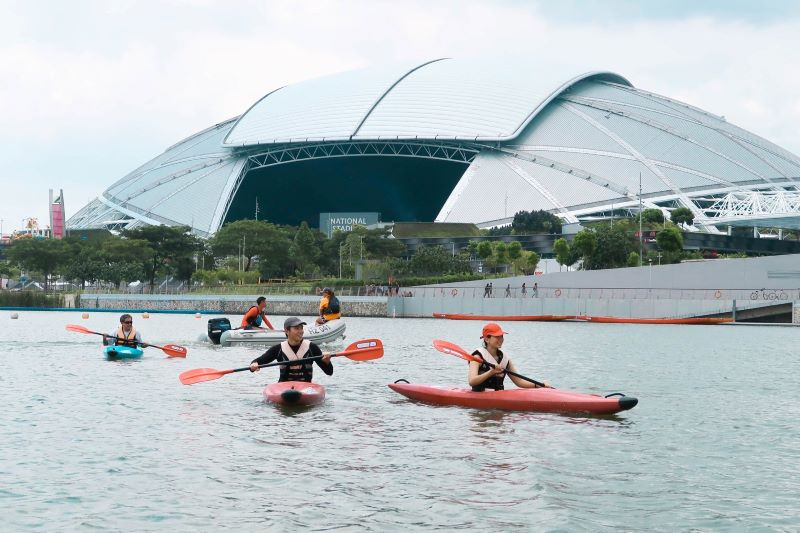 Chèo thuyền kayak tại đập nước Marina