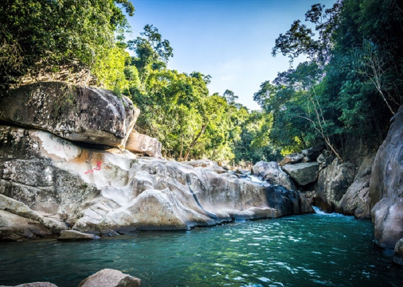 Suối Ba Hồ Nha Trang xanh ngọc vào mùa hè